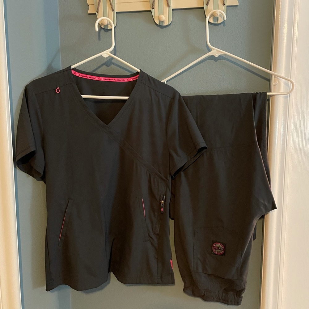 Scrub set, size medium, dark grey.